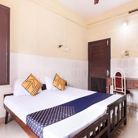 Spot On 60665 Royal Tourist Home Valancheri Luaran gambar