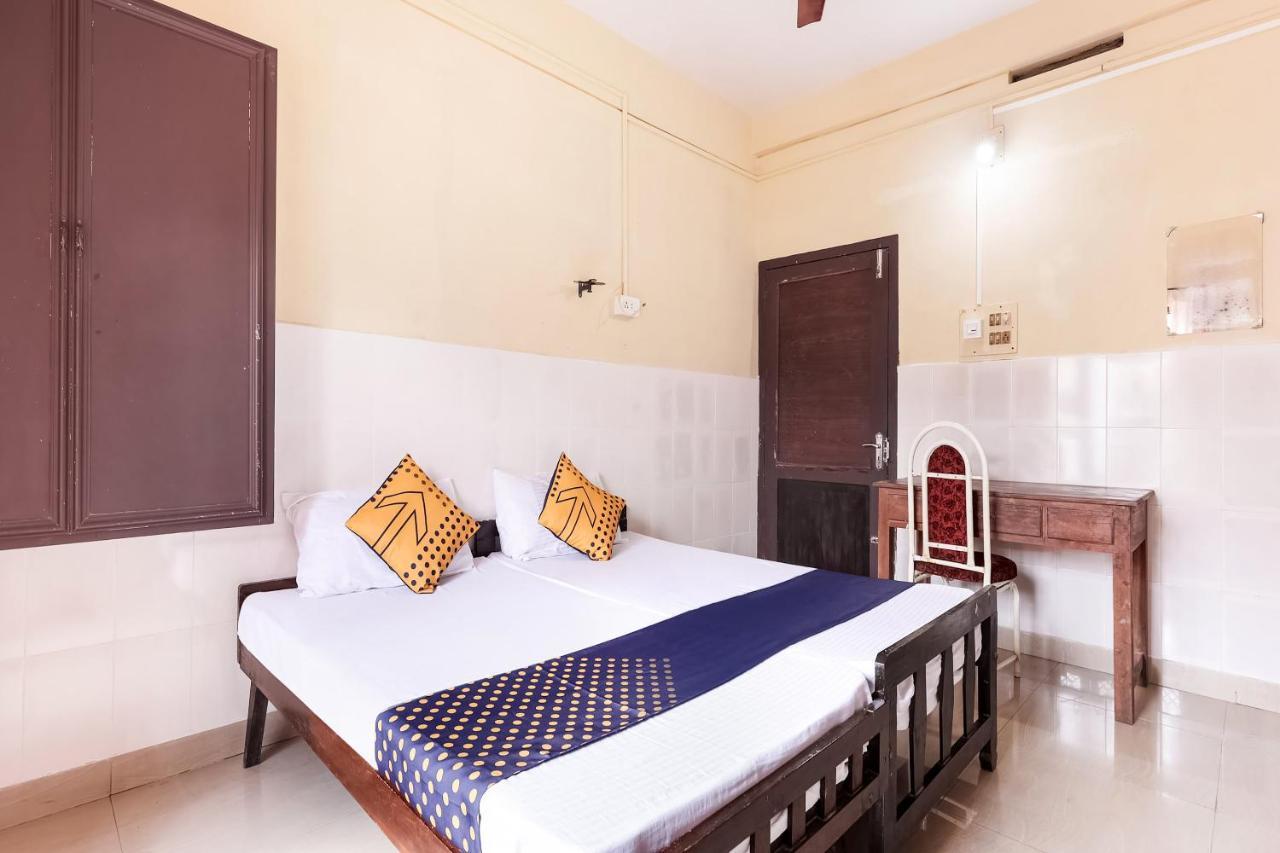 Spot On 60665 Royal Tourist Home Valancheri Luaran gambar