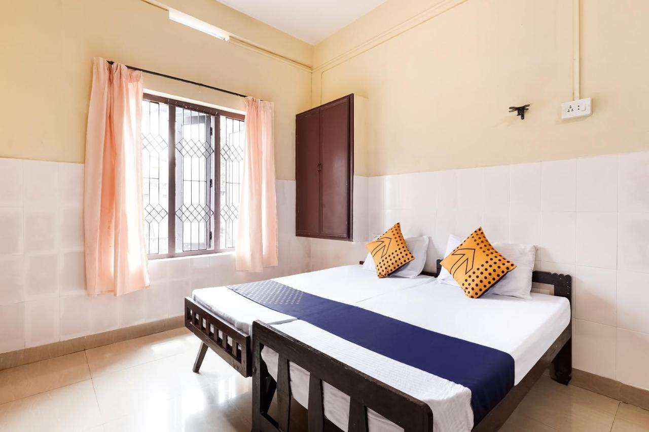 Spot On 60665 Royal Tourist Home Valancheri Luaran gambar