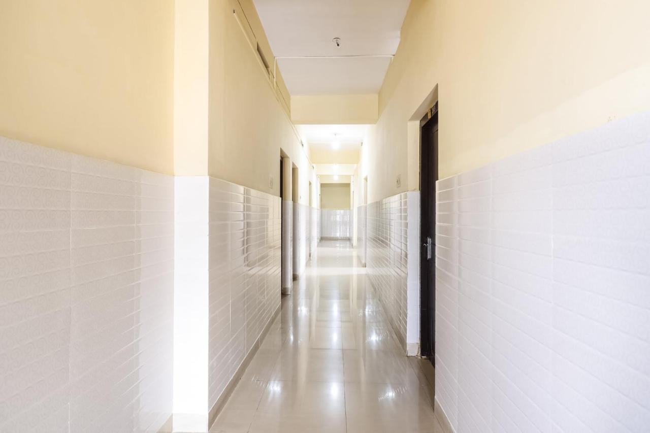 Spot On 60665 Royal Tourist Home Valancheri Luaran gambar