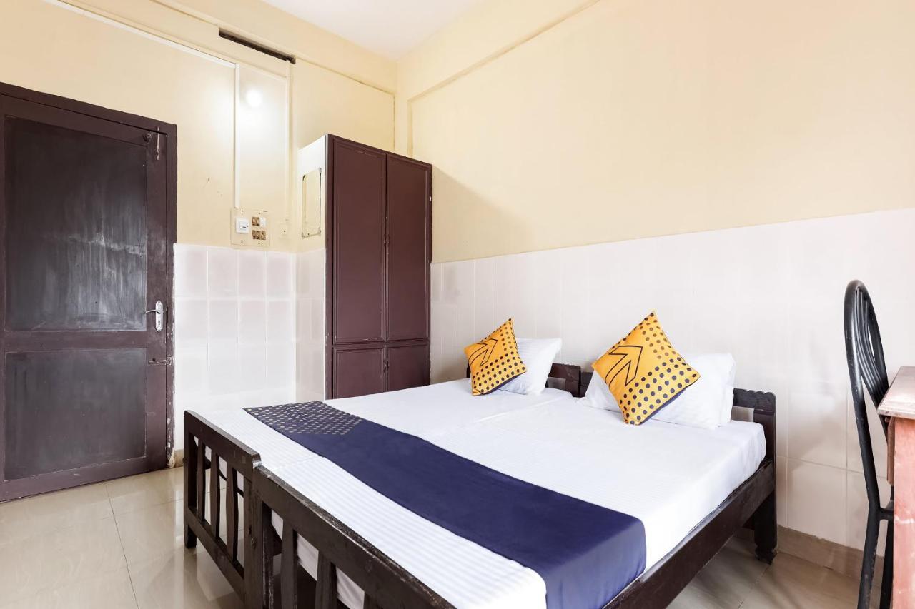 Spot On 60665 Royal Tourist Home Valancheri Luaran gambar