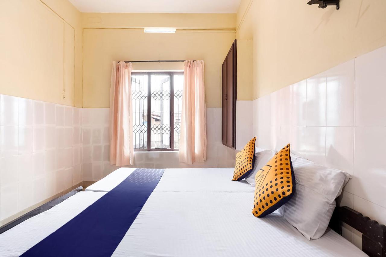 Spot On 60665 Royal Tourist Home Valancheri Luaran gambar