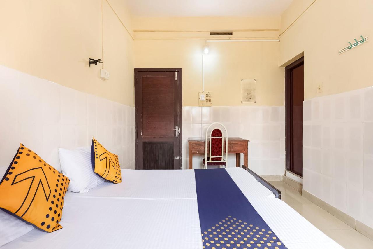 Spot On 60665 Royal Tourist Home Valancheri Luaran gambar