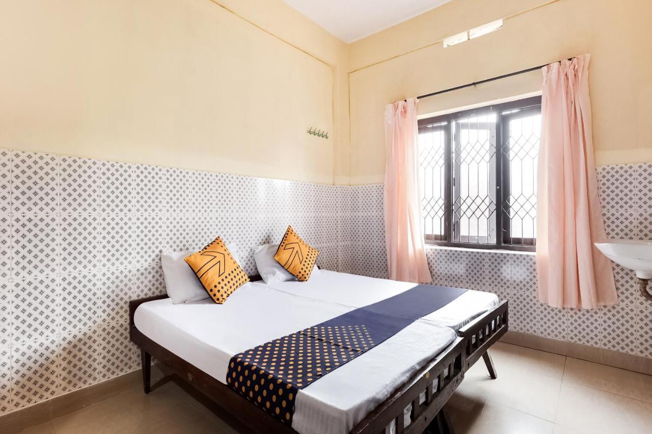 Spot On 60665 Royal Tourist Home Valancheri Bilik gambar